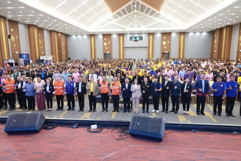 ไฟล์แนบ กปภ.สาขามหาสารคาม ร่วมให้การต้อนรับ นายทรงศักดิ์  ทองศรี  รัฐมนตรีช่วยว่าการกระทรวงมหาดไทย ณ หอประชุมเฉลิมพระเกียรติ ในโอกาสฉลองพระชนมายุ 5 รอบ 2 เมษายน 2558 มหาวิทยาลัยมหาสารคาม จังหวัดมหาสารคาม