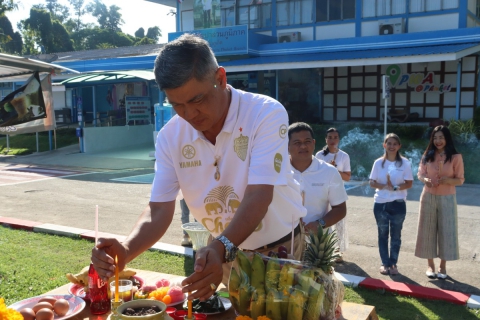 ไฟล์แนบ กปภ.สาขาภูเก็ต จัดกิจกรรมทำบุญสำนักงาน และสักการะศาลพระแม่ธรณีวิสุทธิสรรพสักขีบารมีธำรงชล