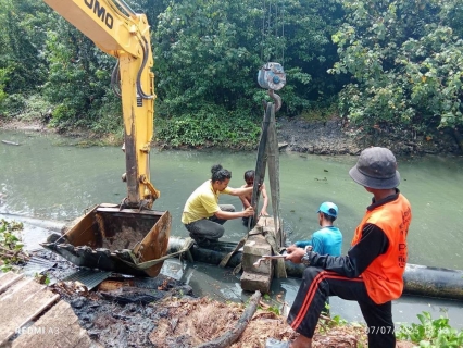 ไฟล์แนบ กปภ.สาขาเกาะพะงัน ดำเนินการปรับปรุงท่อส่งทางดูดน้ำจากทะเล ในลำรางบางน้ำเค็ม เพื่อความเสถียรในการเดินเครื่องทางดูด(ไล่อากาศในท่อ) โดยเสริมลูกถ่วงท่อ ขนาด 400 มม.