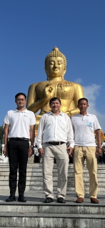 ไฟล์แนบ กปภ.สาขานราธิวาส  ร่วมทำบุญตักบาตรและแสดงตนเป็นพุทธมามกะ และเวียนเทียนรอบองค์พระพุทธทักษิณ