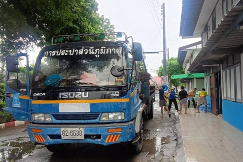 ไฟล์แนบ กปภ.ข.6 รวมใจเป็นหนึ่ง ส่งมอบน้ำดื่มสะอาดช่วยเหลือศูนย์พักพิงชายแดนไทย-กัมพูชา 