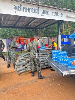 ไฟล์แนบ &#128167;กปภ.สาขาตราด สนับสนุนน้ำดื่มตราสัญลักษณ์ กปภ. ให้แก่ศูนย์พักพิงจังหวัดตราด และทหารที่ปฏิบัติหน้าที่ดูแลแนวชายแดนไทย  กัมพูชาในพื้นที่จังหวัดตราด  