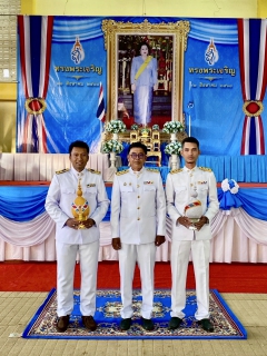 ไฟล์แนบ กปภ.สาขาเวียงสระ เข้าร่วมพิธีถวายเครื่องราชสักการะและวางพานพุ่ม และพิธีจุดเทียนถวายพระพรชัยมงคลฯ เบื้องหน้าพระฉายาลักษณ์ สมเด็จพระนางเจ้าสิริกิติ์ พระบรมราชินีนาถ พระบรมราชชนนีพันปีหลวง ๑๒ สิงหาคม ๒๕๖๘