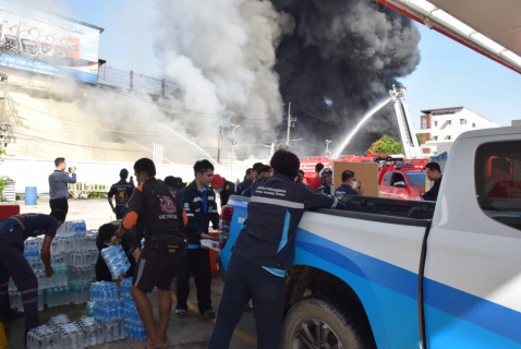 ไฟล์แนบ กปภ.สาขาระยอง เร่งสนับสนุนน้ำดื่มบรรจุขวดตราสัญลักษณ์ กปภ. และน้ำที่ใช้ในการดับเพลิง ให้แก่เจ้าหน้าที่เหตุเพลิงไหม้กลางเมืองระยอง