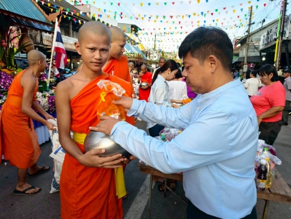 ไฟล์แนบ กปภ.สาขาหลังสวน ร่วมกิจกรรมทำบุญตักบาตรเทโว ประเพณีแห่พระแข่งเรือขึ้นโขนชิงธง ประจำปี 2568