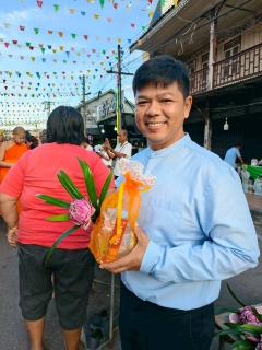 ไฟล์แนบ กปภ.สาขาหลังสวน ร่วมกิจกรรมทำบุญตักบาตรเทโว ประเพณีแห่พระแข่งเรือขึ้นโขนชิงธง ประจำปี 2568