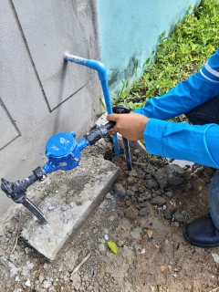 ไฟล์แนบ กปภ.สาขากำแพงเพชร ตรวจสอบและแก้ไขท่อรั่วขามาตรวัดน้ำอย่างรวดเร็ว ลูกค้าพึงพอใจ