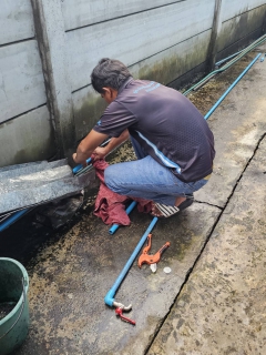 ไฟล์แนบ นายปกรณ์ บัวทอง ผู้จัดการการประปาส่วนภูมิภาคสาขาปากท่อ พร้อมด้วยทีมงานพนักงานในสังกัด เข้าตรวจสอบท่อภายในให้แก่ลูกค้า