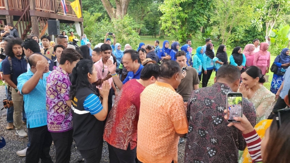 ไฟล์แนบ การประปาส่วนภูมิภาคสาขากระบี่ สนับสนุนน้ำดื่มบรรจุขวดตราสัญลักษณ์ กปภ.ร่วมต้อนรับรัฐมนตร่ีช่วยว่าการกระทรวงมหาดไทย ณ บ้านเลขที่ 1 หมู่ที่ 6 (บ้านโบราณ)ตำบลไสไทย อำเภอเมือง จังหวัดกระบี่ 