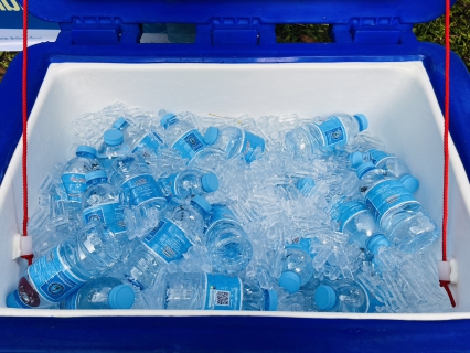 ไฟล์แนบ การประปาส่วนภูมิภาคสาขากระบี่ สนับสนุนน้ำดื่มบรรจุขวดตราสัญลักษณ์ กปภ.ร่วมต้อนรับรัฐมนตร่ีช่วยว่าการกระทรวงมหาดไทย ณ บ้านเลขที่ 1 หมู่ที่ 6 (บ้านโบราณ)ตำบลไสไทย อำเภอเมือง จังหวัดกระบี่ 