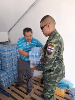 ไฟล์แนบ กปภ.สาขาธัญบุรี สนับสนุนน้ำดื่มบรรจุขวดตราสัญลักษณ์ กปภ. ให้กับกองพลที่ 1 รักษาพระองค์ เพื่อใช้ในการปฏิบัติหน้าที่ตามแนวชายแดนไทย - กัมพูชา