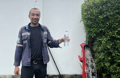 ไฟล์แนบ กปภ.ภูเก็ต นำทีมลงพื้นที่ บริเวณหมู่บ้านโมโนป่าหลาย ต.ฉลอง อ. เมือง จ.ภูเก็ต ดำเนินการระบายตะกอนในเส้นท่อจ่ายน้ำ (Blow off)