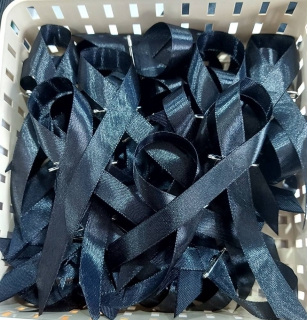 ไฟล์แนบ การประปาส่วนภูมิภาคสาขามหาสารคาม จัดทำ ริบบิ้นสีดำ มอบให้แก่ลูกค้า ประชาชนที่มาใช้บริการ ณ สำนักงาน กปภ.สาขามหาสารคาม