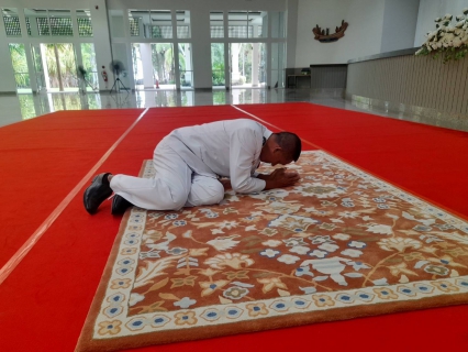 ไฟล์แนบ กปภ.สาขานราธิวาส ร่วมถวายสักการะ และลงนามแสดงความอาลัย เบื้องหน้าพระฉายาลักษณ์  สมเด็จพระนางเจ้าสิริกิติ์ พระบรมราชินีนาถ พระราชชนนีพันปีหลวง 