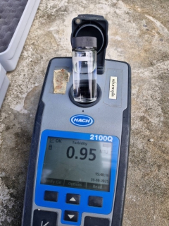 ไฟล์แนบ กปภ.สาขาภูเก็ต นำทีมลงพื้นที่ บริเวณตรงข้ามพิพิธภัณฑ์หอยราไวย์ ตำบลราไวย์ อำเภอเมืองภูเก็ต จังหวัดภูเก็ต เพื่อดำเนินการตรวจสอบคุณภาพน้ำ