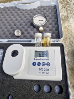 ไฟล์แนบ กปภ.สาขาภูเก็ต นำทีมลงพื้นที่ บริเวณตรงข้ามพิพิธภัณฑ์หอยราไวย์ ตำบลราไวย์ อำเภอเมืองภูเก็ต จังหวัดภูเก็ต เพื่อดำเนินการตรวจสอบคุณภาพน้ำ