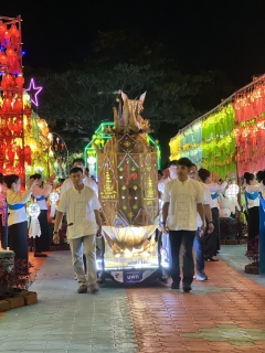 ไฟล์แนบ การประปาส่วนภูมิภาคสาขาลำพูน โดยนายศุภกฤษณ์ จันทร์ศุภเสน ผู้จัดการการประปาส่วนภูมิภาคสาขาลำพูน ร่วมพิธีทำบุญอุทิศถวายโคมแด่พระนางจามเทวี เนื่องในเทศกาลโคมหลากสี สักการะพระนางจามเทวี ประจำปี 2568 วันที่ 3 พฤศจิกายน 2568 เทศบาลเมืองลำพูน จัดพิธีทำบุญอุทิศถวายโคมแด่พระนางจามเทวี ประจำปี 2568 เนื่องในเทศกาลโคมหลากสี สักการะพระนางจามเทวี เพื่ออนุรักษ์และสืบสานประเพณี วัฒนธรรมท้องถิ่น สะท้อนถึงความเชื่อของชาวล้านนาที่เชื่อว่า โคม เป็นเครื่องส่องสว่างนำทางให้กับชีวิต เพื่อสักการะสิ่งศักดิ์สิทธิ์ในช่วงเทศกาลยี่เป็ง