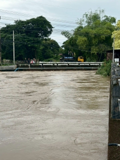 ไฟล์แนบ กปภ.สาขาลาดยาว สนับสนุนน้ำดิ่มตราสัญลักษณ์ กปภ. ช่วยเหลือประชาชนประสบอุทกภัย