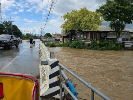 ไฟล์แนบ กปภ.สาขาลาดยาว สนับสนุนน้ำดิ่มตราสัญลักษณ์ กปภ. ช่วยเหลือประชาชนประสบอุทกภัย