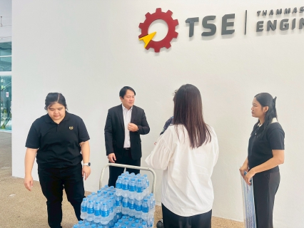 ไฟล์แนบ การประปาส่วนภูมิภาคสาขาคลองหลวง สนับสนุนน้ำดื่มบรรจุขวดตราสัญลักษณ์ กปภ. แก่นักศึกษาคณะวิศวกรรมศาสตร์ ศูนย์รังสิต ในงาน TSE Open House 2025