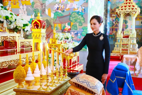 ไฟล์แนบ วันที่ 3 พฤศจิกายน 2568  พระบาทสมเด็จพระเจ้าอยู่หัว ทรงพระกรุณาโปรดเกล้าฯ ให้ พลตรีหญิง คุณหญิงปภัสสร วัชรหทัยพัทธ์ เป็นผู้แทนพระองค์ไปถวายผ้าพระกฐินพระราชทาน ณ วัดกะพังสุรินทร์ พระอารามหลวง อำเภอเมืองตรัง จังหวัดตรัง โดยมี นายกิตติ โบว์พัฒนากุล ผู้จัดการ กปภ.สาขาตรัง หัวหน้างาน และพนักงานในสังกัด ร่วมรับเสด็จฯ พร้อมนำน้ำดื่มบรรจุขวด ตราสัญญาลักษณ์ กปภ. จำนวน 2,000 ขวด มอบบริการให้แก่ประชาชน และข้าราชการที่มาร่วมพิธี