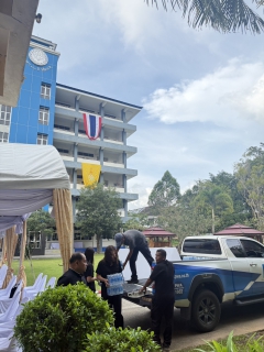 ไฟล์แนบ วันที่ 3 พฤศจิกายน 2568  พระบาทสมเด็จพระเจ้าอยู่หัว ทรงพระกรุณาโปรดเกล้าฯ ให้ พลตรีหญิง คุณหญิงปภัสสร วัชรหทัยพัทธ์ เป็นผู้แทนพระองค์ไปถวายผ้าพระกฐินพระราชทาน ณ วัดกะพังสุรินทร์ พระอารามหลวง อำเภอเมืองตรัง จังหวัดตรัง โดยมี นายกิตติ โบว์พัฒนากุล ผู้จัดการ กปภ.สาขาตรัง หัวหน้างาน และพนักงานในสังกัด ร่วมรับเสด็จฯ พร้อมนำน้ำดื่มบรรจุขวด ตราสัญญาลักษณ์ กปภ. จำนวน 2,000 ขวด มอบบริการให้แก่ประชาชน และข้าราชการที่มาร่วมพิธี