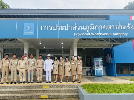 ไฟล์แนบ วันที่ 3 พฤศจิกายน 2568  พระบาทสมเด็จพระเจ้าอยู่หัว ทรงพระกรุณาโปรดเกล้าฯ ให้ พลตรีหญิง คุณหญิงปภัสสร วัชรหทัยพัทธ์ เป็นผู้แทนพระองค์ไปถวายผ้าพระกฐินพระราชทาน ณ วัดกะพังสุรินทร์ พระอารามหลวง อำเภอเมืองตรัง จังหวัดตรัง โดยมี นายกิตติ โบว์พัฒนากุล ผู้จัดการ กปภ.สาขาตรัง หัวหน้างาน และพนักงานในสังกัด ร่วมรับเสด็จฯ พร้อมนำน้ำดื่มบรรจุขวด ตราสัญญาลักษณ์ กปภ. จำนวน 2,000 ขวด มอบบริการให้แก่ประชาชน และข้าราชการที่มาร่วมพิธี