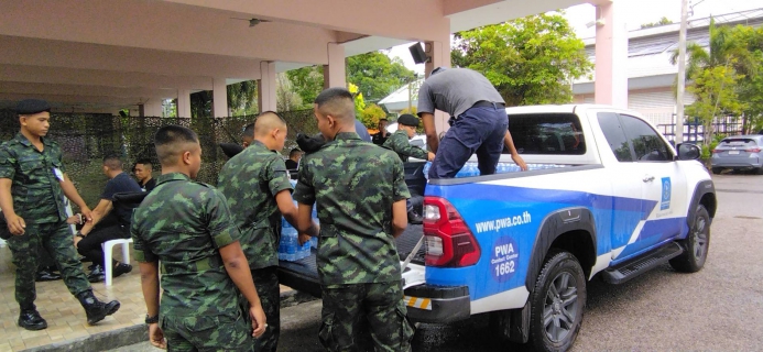 ไฟล์แนบ วันที่ 3 พฤศจิกายน 2568  พระบาทสมเด็จพระเจ้าอยู่หัว ทรงพระกรุณาโปรดเกล้าฯ ให้ พลตรีหญิง คุณหญิงปภัสสร วัชรหทัยพัทธ์ เป็นผู้แทนพระองค์ไปถวายผ้าพระกฐินพระราชทาน ณ วัดกะพังสุรินทร์ พระอารามหลวง อำเภอเมืองตรัง จังหวัดตรัง โดยมี นายกิตติ โบว์พัฒนากุล ผู้จัดการ กปภ.สาขาตรัง หัวหน้างาน และพนักงานในสังกัด ร่วมรับเสด็จฯ พร้อมนำน้ำดื่มบรรจุขวด ตราสัญญาลักษณ์ กปภ. จำนวน 2,000 ขวด มอบบริการให้แก่ประชาชน และข้าราชการที่มาร่วมพิธี