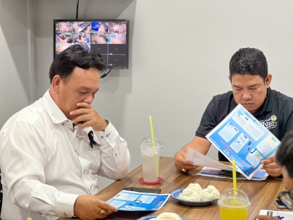 ไฟล์แนบ &#128166; วันที่ 6 พ.ย. 68 นายพงศ์ศักดิ์ สุดอ่อน ผู้อำนวยการกองระบบจำหน่าย ลงพื้นที่ติดตามแผนการลดน้ำสูญเสีย ของการประปาส่วนภูมิภาคสาขาตรัง โดยมีนายกิตติ โบว์พัฒนากุล ผู้จัดการการประปาส่วนภูมิภาคสาขาตรัง    และหัวหน้างานบริการฯ โดยมีการติดตามแผนลดน้ำสูญเสียระยะสั้น   4 เดือน  และ  แผน  1 ปี โดยเน้นย้ำในการให้ดูผลจากการลดค่าน้ำสูญเสีย โดยพิจารณาจากค่าใช้จ่ายในการซ่อมท่อ อัตราน้ำสูญเสียที่ลดลง และเปรียบเทียบกับค่าไฟฟ้าที่ลดลง การลงแบบฟอร์มบันทึกการซ่อมน้ำสูญเสียทุกประเภท ทุกช่องทางที่รับแจ้ง ทั้งนี้ได้เน้นย้ำการทำงานเป็นทีม การซ่อมท่อ รู้เร็ว ซ่อมเร็ว เพื่อลดค่าเสียโอกาสในการขายน้ำ &#128166;