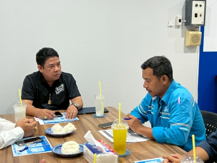 ไฟล์แนบ &#128166; วันที่ 6 พ.ย. 68 นายพงศ์ศักดิ์ สุดอ่อน ผู้อำนวยการกองระบบจำหน่าย ลงพื้นที่ติดตามแผนการลดน้ำสูญเสีย ของการประปาส่วนภูมิภาคสาขาตรัง โดยมีนายกิตติ โบว์พัฒนากุล ผู้จัดการการประปาส่วนภูมิภาคสาขาตรัง    และหัวหน้างานบริการฯ โดยมีการติดตามแผนลดน้ำสูญเสียระยะสั้น   4 เดือน  และ  แผน  1 ปี โดยเน้นย้ำในการให้ดูผลจากการลดค่าน้ำสูญเสีย โดยพิจารณาจากค่าใช้จ่ายในการซ่อมท่อ อัตราน้ำสูญเสียที่ลดลง และเปรียบเทียบกับค่าไฟฟ้าที่ลดลง การลงแบบฟอร์มบันทึกการซ่อมน้ำสูญเสียทุกประเภท ทุกช่องทางที่รับแจ้ง ทั้งนี้ได้เน้นย้ำการทำงานเป็นทีม การซ่อมท่อ รู้เร็ว ซ่อมเร็ว เพื่อลดค่าเสียโอกาสในการขายน้ำ &#128166;