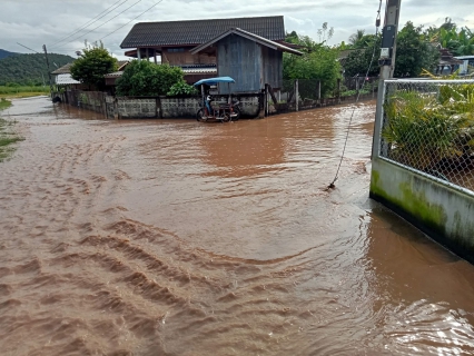 ไฟล์แนบ กปภ.สาขาเถิน มอบน้ำดื่มบรรจุขวดตราสัญลักษณ์เพื่อช่วยเหลือผู้ประสบอุทกภัยน้ำท่วม ในพื้นที่ตำบลแม่ปะ อำเภอเถิน จังหวัดลำปาง