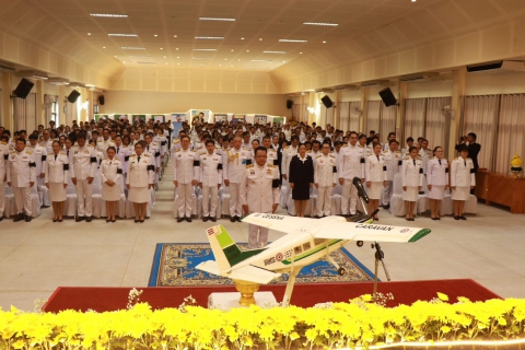 ไฟล์แนบ วันที่ 14 พฤศจิกายน 2568 นายศุภกฤษณ์ จันทร์ศุภเสน ผู้จัดการการประปาส่วนภูมิภาคสาขาลำพูน มอบหมายนายวิกรานต์ รักรุ่งโรจน์ หัวหน้างาน 8 งานบริการฯ พร้อมด้วยพนักงาน ร่วมพิธีวางพานพุ่มดอกไม้สดถวายราชสักการะ น้อมรำลึกในพระมหากรุณาธิคุณ พระบาทสมเด็จพระบรมชนกาธิเบศร มหาภูมิพลอดุลยเดชมหาราช บรมนาถบพิตร เนื่องใน วันพระบิดาแห่งฝนหลวง ประจำปี 2568 โดยมี นายโยธิน ประสงค์ความดี รองผู้ว่าราชการจังหวัดลำพูน เป็นประธานในพิธี มีคณะผู้บริหาร หัวหน้าส่วนราชการหน่วยงานองค์กรภาครัฐ รัฐวิสาหกิจ ภาคเอกชน องค์กรปกครองส่วนท้องถิ่น ข้าราชการจากสังกัดหน่วยงานต่างๆ และประชาชนชาวลำพูนทุกหมู่เหล่า ร่วมประกอบพิธีฯ ณ อาคารหอประชุมจังหวัดลำพูน