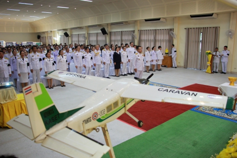 ไฟล์แนบ วันที่ 14 พฤศจิกายน 2568 นายศุภกฤษณ์ จันทร์ศุภเสน ผู้จัดการการประปาส่วนภูมิภาคสาขาลำพูน มอบหมายนายวิกรานต์ รักรุ่งโรจน์ หัวหน้างาน 8 งานบริการฯ พร้อมด้วยพนักงาน ร่วมพิธีวางพานพุ่มดอกไม้สดถวายราชสักการะ น้อมรำลึกในพระมหากรุณาธิคุณ พระบาทสมเด็จพระบรมชนกาธิเบศร มหาภูมิพลอดุลยเดชมหาราช บรมนาถบพิตร เนื่องใน วันพระบิดาแห่งฝนหลวง ประจำปี 2568 โดยมี นายโยธิน ประสงค์ความดี รองผู้ว่าราชการจังหวัดลำพูน เป็นประธานในพิธี มีคณะผู้บริหาร หัวหน้าส่วนราชการหน่วยงานองค์กรภาครัฐ รัฐวิสาหกิจ ภาคเอกชน องค์กรปกครองส่วนท้องถิ่น ข้าราชการจากสังกัดหน่วยงานต่างๆ และประชาชนชาวลำพูนทุกหมู่เหล่า ร่วมประกอบพิธีฯ ณ อาคารหอประชุมจังหวัดลำพูน