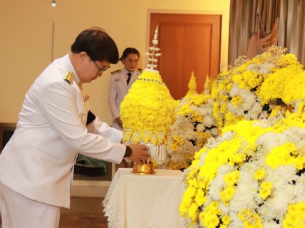 ไฟล์แนบ วันที่ 14 พฤศจิกายน 2568 นายศุภกฤษณ์ จันทร์ศุภเสน ผู้จัดการการประปาส่วนภูมิภาคสาขาลำพูน มอบหมายนายวิกรานต์ รักรุ่งโรจน์ หัวหน้างาน 8 งานบริการฯ พร้อมด้วยพนักงาน ร่วมพิธีวางพานพุ่มดอกไม้สดถวายราชสักการะ น้อมรำลึกในพระมหากรุณาธิคุณ พระบาทสมเด็จพระบรมชนกาธิเบศร มหาภูมิพลอดุลยเดชมหาราช บรมนาถบพิตร เนื่องใน วันพระบิดาแห่งฝนหลวง ประจำปี 2568 โดยมี นายโยธิน ประสงค์ความดี รองผู้ว่าราชการจังหวัดลำพูน เป็นประธานในพิธี มีคณะผู้บริหาร หัวหน้าส่วนราชการหน่วยงานองค์กรภาครัฐ รัฐวิสาหกิจ ภาคเอกชน องค์กรปกครองส่วนท้องถิ่น ข้าราชการจากสังกัดหน่วยงานต่างๆ และประชาชนชาวลำพูนทุกหมู่เหล่า ร่วมประกอบพิธีฯ ณ อาคารหอประชุมจังหวัดลำพูน