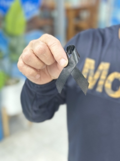 ไฟล์แนบ กปภ.สาขาสมุทรสาคร (พ) แจกริบบิ้นสีดำ แสดงความอาลัยแด่ สมเด็จพระนางเจ้าสิริกิติ์ พระบรมราชินีนาถ พระบรมราชชนนีพันปีหลวง