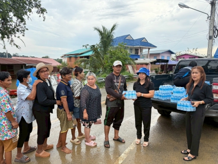 ไฟล์แนบ การประปาส่วนภูมิภาคสาขาพยุหะคีรี มอบน้ำดื่มบรรจุขวด ตราสัญลักษณ์ กปภ. ให้ผู้ประสบภัยน้ำท่วม