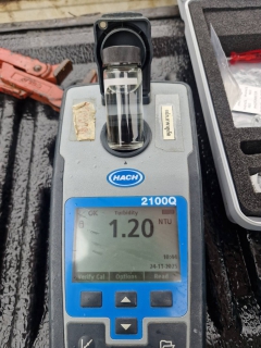 ไฟล์แนบ กปภ.สาขาภูเก็ต นำทีมลงพื้นที่ บริเวณหมู่บ้านภูเก็ตวิลล่า 3 ตำบลวิชิต อำเภอเมือง จังหวัดภูเก็ต เพื่อดำเนินการตรวจสอบคุณภาพน้ำ