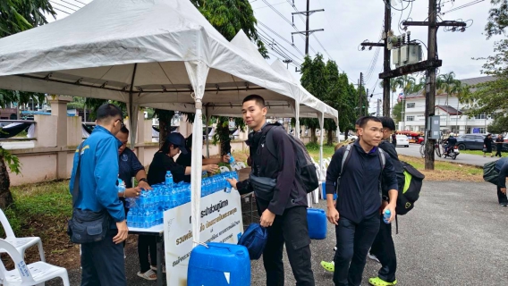 ไฟล์แนบ กปภ.สาขาระนอง สนับสนุนน้ำดื่ม ร่วมส่งพสกนิกรชาวระนอง เดินทางเข้ากราบถวายบังคมพระบรมศพ  สมเด็จพระนางเจ้าสิริกิติ์ พระบรมราชินีนาถ พระบรมราชชนนีพันปีหลวง รอบแรก