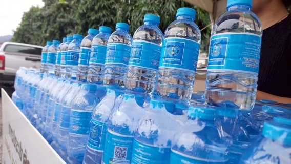 ไฟล์แนบ กปภ.สาขาระนอง สนับสนุนน้ำดื่ม ร่วมส่งพสกนิกรชาวระนอง เดินทางเข้ากราบถวายบังคมพระบรมศพ  สมเด็จพระนางเจ้าสิริกิติ์ พระบรมราชินีนาถ พระบรมราชชนนีพันปีหลวง รอบแรก