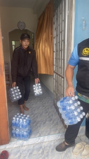 ไฟล์แนบ การประปาส่วนภูมิภาคสาขาสายบุรี ร่วมสนับสนุนน้ำดื่มบรรจุขวด ตราสัญลักษณ์ "กปภ." ช่วยเหลือผู้ประสบอุทกภัย