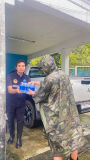 ไฟล์แนบ การประปาส่วนภูมิภาคสาขาสายบุรี ร่วมสนับสนุนน้ำดื่มบรรจุขวด ตราสัญลักษณ์ "กปภ." ช่วยเหลือผู้ประสบอุทกภัย