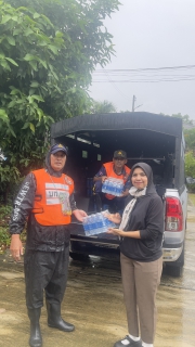 ไฟล์แนบ การประปาส่วนภูมิภาคสาขาสายบุรี ร่วมสนับสนุนน้ำดื่มบรรจุขวด ตราสัญลักษณ์ "กปภ." ช่วยเหลือผู้ประสบอุทกภัย