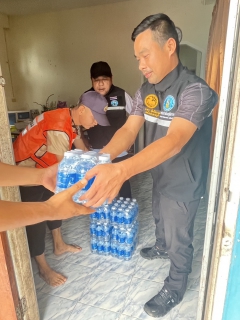 ไฟล์แนบ กปภ.สาขาสายบุรี ร่วมสนับสนุนน้ำดื่มบรรจุขวดตราสัญลักษณ์ "กปภ." ช่วยเหลือผู้ประสบอุทกภัย