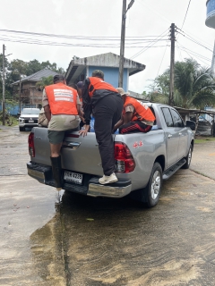 ไฟล์แนบ กปภ.สาขาสายบุรี ร่วมสนับสนุนน้ำดื่มบรรจุขวดตราสัญลักษณ์ "กปภ." ช่วยเหลือผู้ประสบอุทกภัย