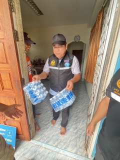 ไฟล์แนบ กปภ.สาขาสายบุรี ร่วมสนับสนุนน้ำดื่มบรรจุขวดตราสัญลักษณ์ "กปภ." ช่วยเหลือผู้ประสบอุทกภัย