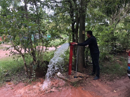 ไฟล์แนบ การประปาส่วนภูมิภาคสาขากาญจนดิษฐ์ นำทีมลงพื้นที่บริเวณบ้านผู้ใช้น้ำ  ซอยดอนรัก 1 หมู่ที่ 2 ต.ทุ่งกง อ.กาญจนดิษฐ์ จ.สุราษฎร์ธานี ดำเนินการเปิดล้างระบายตะกอนในเส้นท่อจ่ายน้ำ (Blow off) ผ่านหัวดับเพลิง