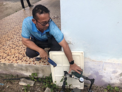 ไฟล์แนบ การประปาส่วนภูมิภาคสาขากาญจนดิษฐ์ ภายใต้การบริหารงานโดย นายสุรพงศ์ สมหวัง ผู้จัดการการประปาส่วนภูมิภาคสาขากาญจนดิษฐ์ มอบหมายพนักงานในสังกัด ดำเนินการตรวจวัดแรงดันน้ำ โดยลงพื้นที่แม่ข่ายกาญจนดิษฐ์ บริเวณบ้านผู้ใช้น้ำ หมู่ 4 ตำบลตะเคียนทอง อำเภอกาญจนดิษฐ์ จังหวัดสุราษฎร์ธานี เพื่อตรวจวัดแรงดันน้ำที่เหมาะสมตามมาตรฐานการให้บริการของ กปภ.