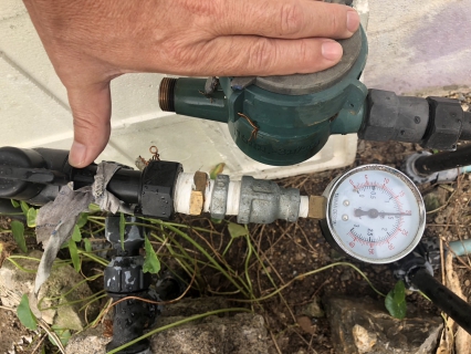 ไฟล์แนบ การประปาส่วนภูมิภาคสาขากาญจนดิษฐ์ ภายใต้การบริหารงานโดย นายสุรพงศ์ สมหวัง ผู้จัดการการประปาส่วนภูมิภาคสาขากาญจนดิษฐ์ มอบหมายพนักงานในสังกัด ดำเนินการตรวจวัดแรงดันน้ำ โดยลงพื้นที่แม่ข่ายกาญจนดิษฐ์ บริเวณบ้านผู้ใช้น้ำ หมู่ 4 ตำบลตะเคียนทอง อำเภอกาญจนดิษฐ์ จังหวัดสุราษฎร์ธานี เพื่อตรวจวัดแรงดันน้ำที่เหมาะสมตามมาตรฐานการให้บริการของ กปภ.