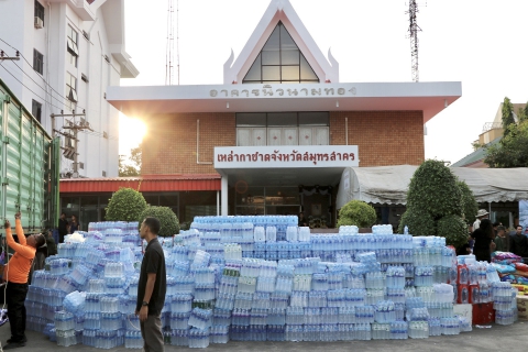 ไฟล์แนบ กปภ.สาขาสมุทรสาคร (พ) ร่วมปล่อยขบวนส่งมอบสิ่งของช่วยเหลือผู้ประสบภัยภาคใต้