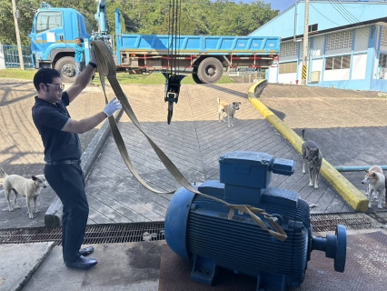 ไฟล์แนบ กปภ.เขต 1 มอบน้ำดื่ม 1,800 ขวด พร้อมสนับสนุนเครื่องจักร เครื่องมือ อุปกรณ์ และพนักงาน เพื่อช่วยฟื้นฟูระบบผลิต - สูบจ่ายน้ำในพื้นที่ กปภ.เขต 5 ที่ได้รับผลกระทบจากภัยน้ำท่วม